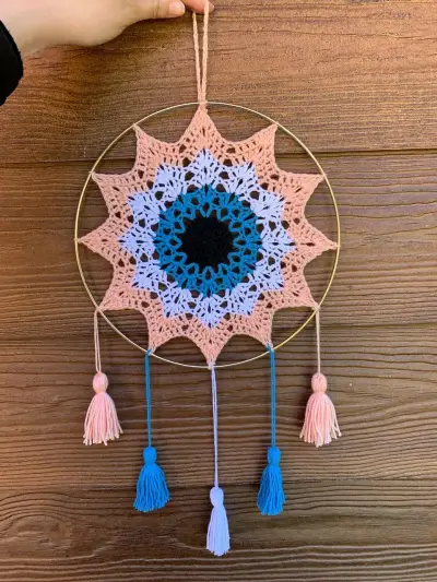 Atrapasueños de crochet con diseño colorido - miniatura 2