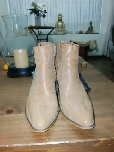Botines de cuero beige con tacón y diseño de serpiente - miniatura 1