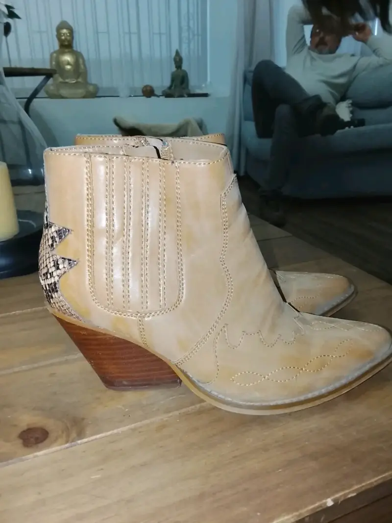 Botines de cuero beige con tacón y diseño de serpiente - 2