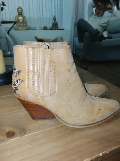 Botines de cuero beige con tacón y diseño de serpiente - miniatura 2