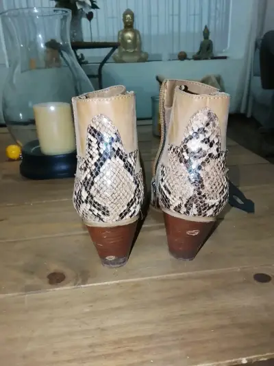 Botines de cuero beige con tacón y diseño de serpiente - miniatura 3