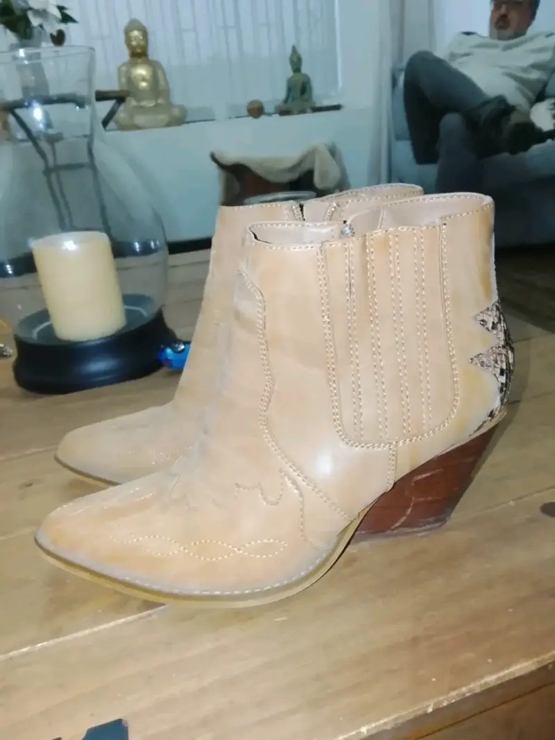 Botines de cuero beige con tacón y diseño de serpiente - 4