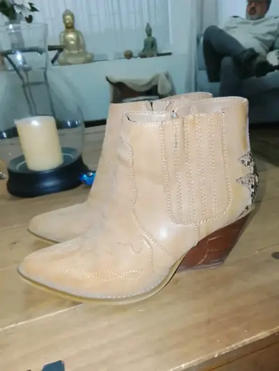 Botines de cuero beige con tacón y diseño de serpiente - miniatura 4