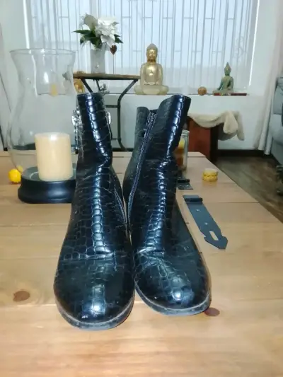 Botines de cuero negro con textura de cocodrilo - miniatura 1