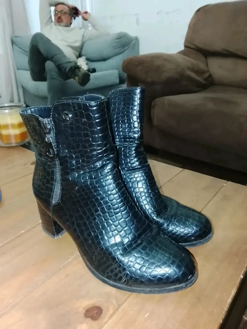 Botines de cuero negro con textura de cocodrilo - 2