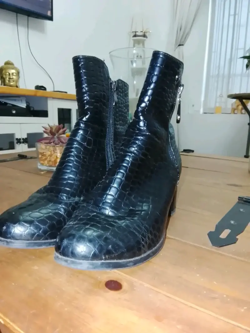 Botines de cuero negro con textura de cocodrilo - 3