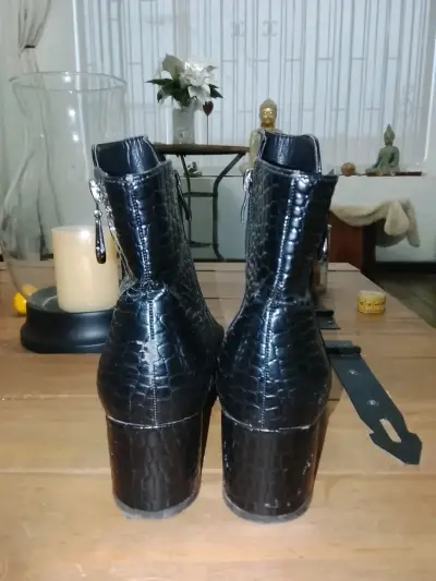 Botines de cuero negro con textura de cocodrilo - miniatura 4