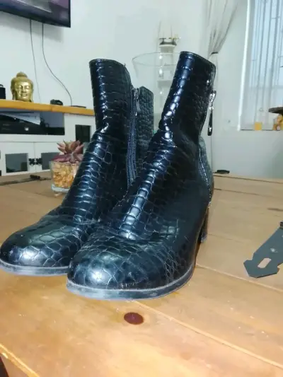 Botines de cuero negro con textura de cocodrilo - miniatura 5