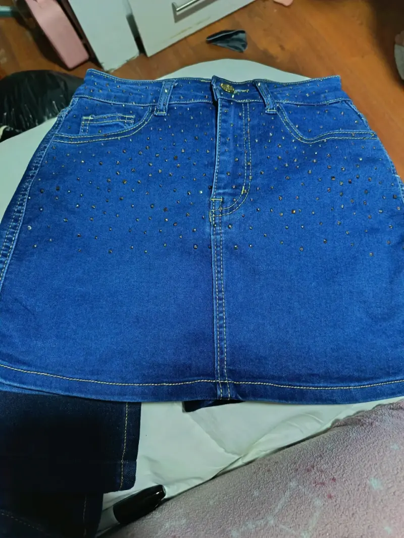 Falda de mezclilla azul con detalles de tachuelas