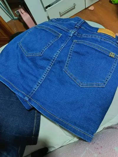 Falda de mezclilla azul con detalles de tachuelas - miniatura 2