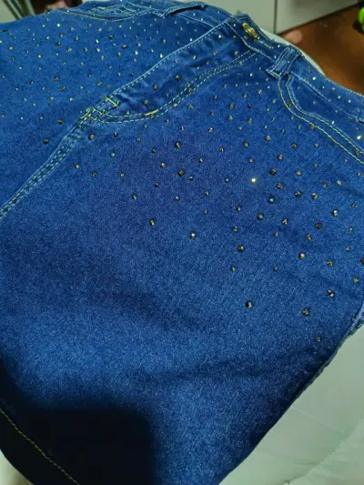 Falda de mezclilla azul con detalles de tachuelas - miniatura 4