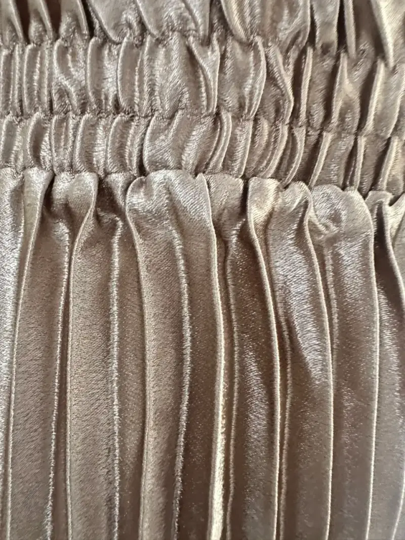 Falda plisada larga satinada color beige metálico - 2