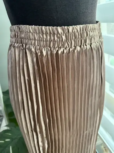 Falda plisada larga satinada color beige metálico - miniatura 3