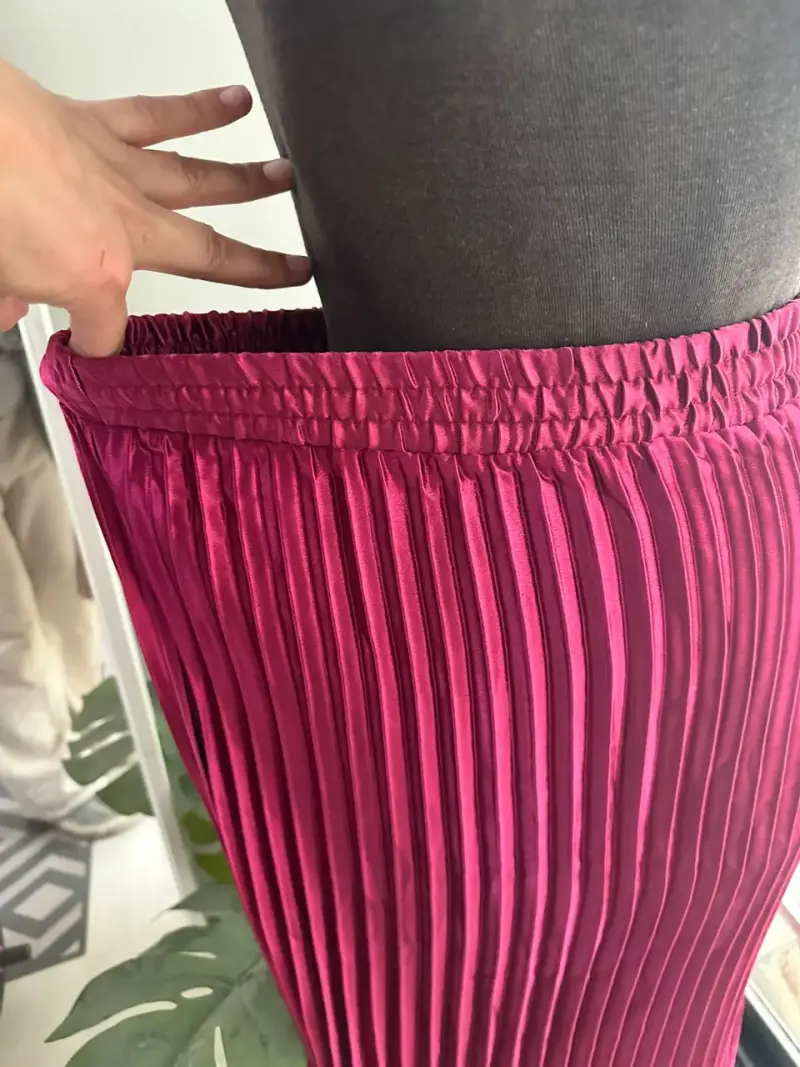Falda larga plisada satinada color BURDEO - 5