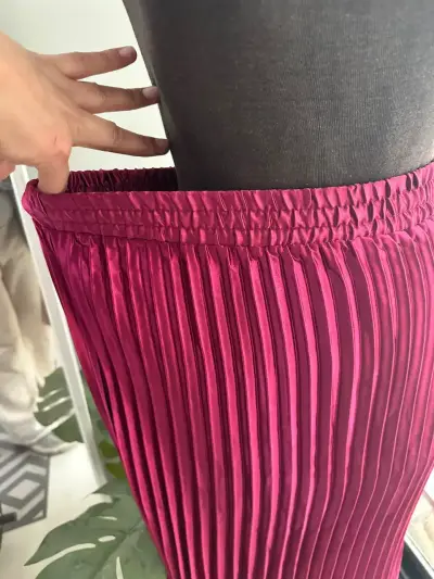 Falda larga plisada satinada color BURDEO - miniatura 5