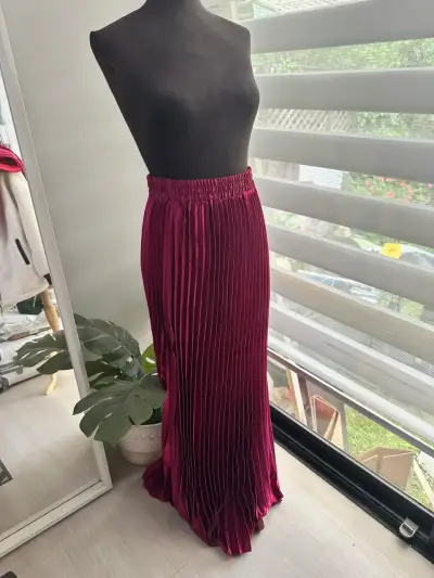 Falda larga plisada satinada color BURDEO - miniatura 6