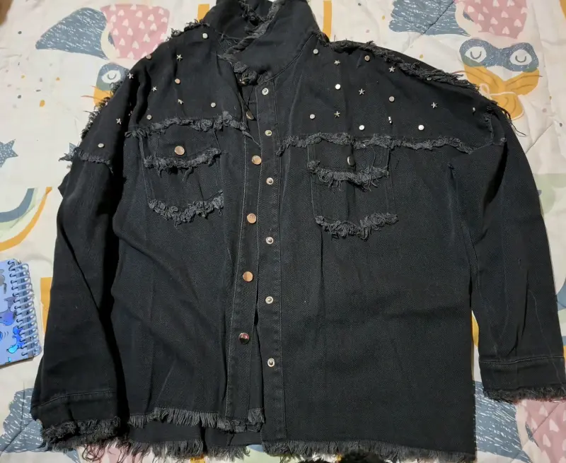 Chaqueta de mezclilla negra con tachuelas - 2