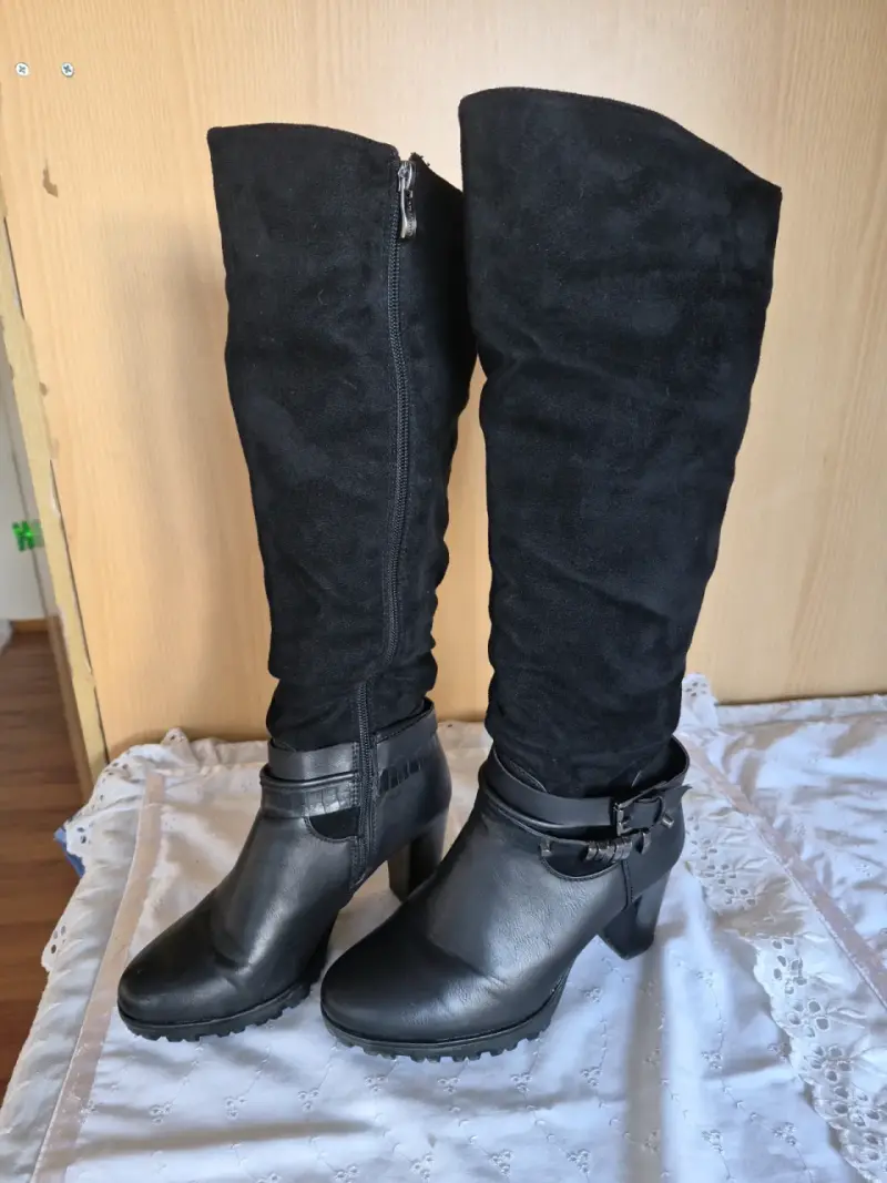 Botas negras de cuero con tacón alto