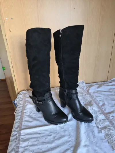 Botas negras de cuero con tacón alto - miniatura 2