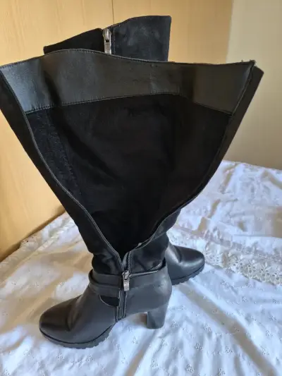 Botas negras de cuero con tacón alto - miniatura 3
