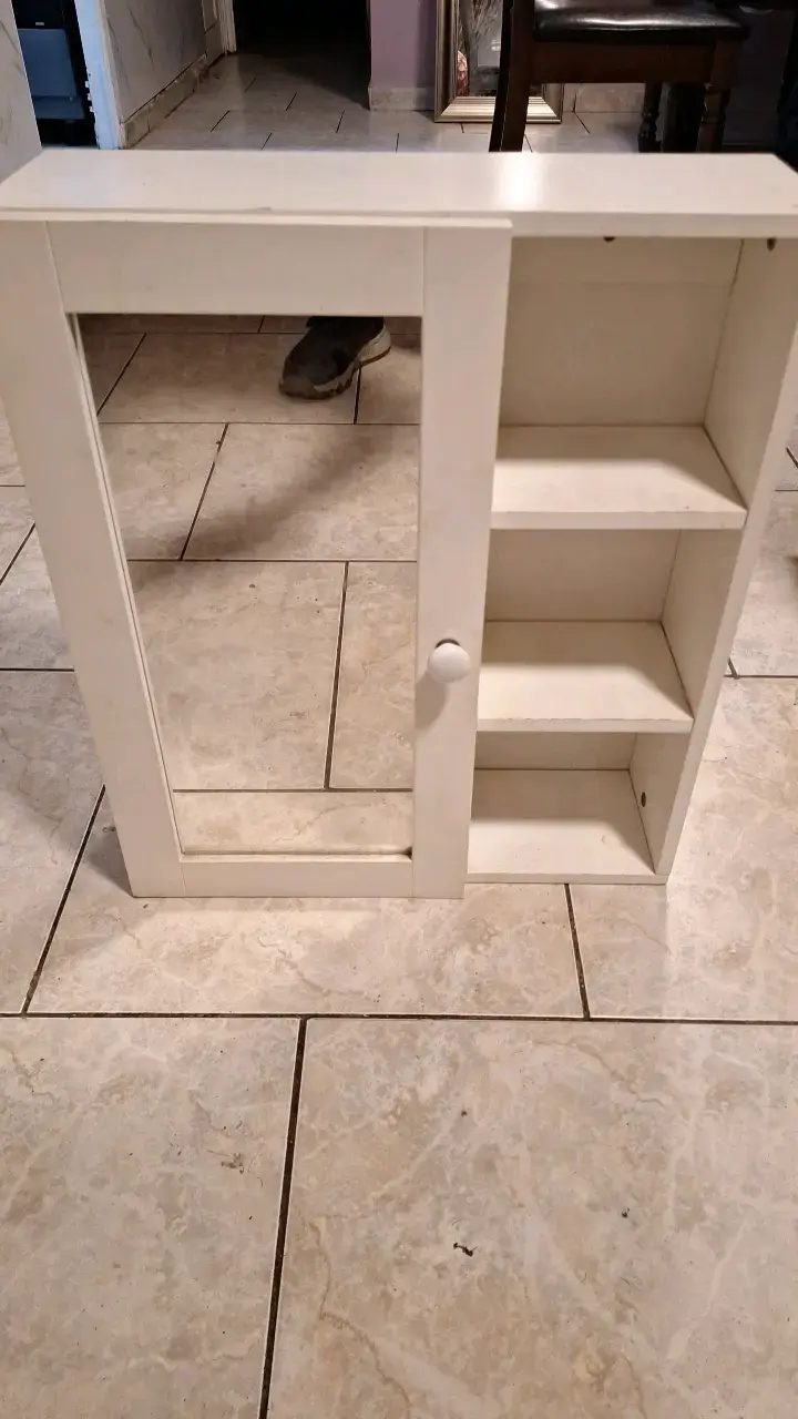 Armario de baño blanco con espejo