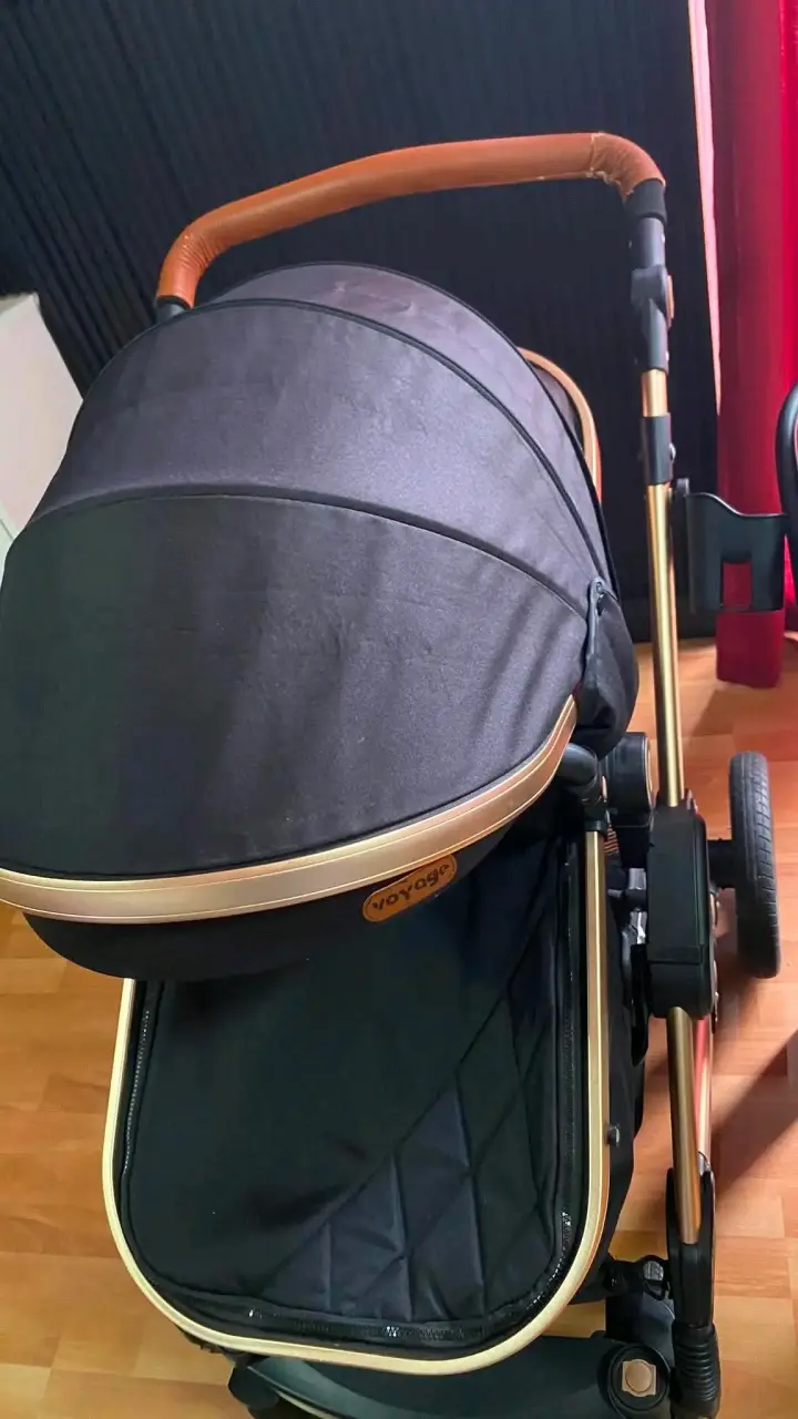 Coche de bebé negro con estructura dorada Voyage - 1