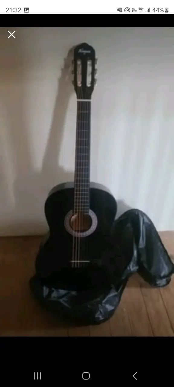 Guitarra clásica negra con funda
