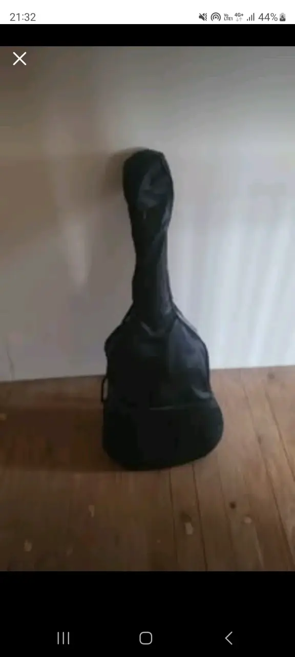 Guitarra clásica negra con funda - 2