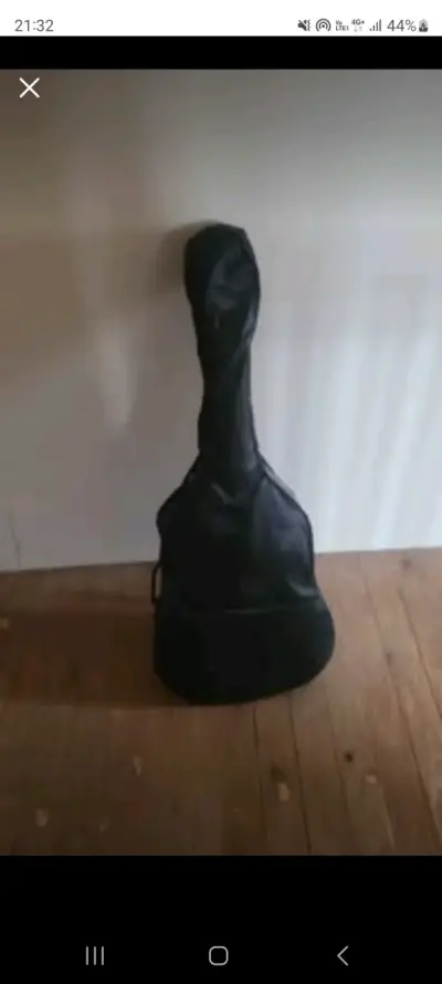 Guitarra clásica negra con funda - miniatura 2
