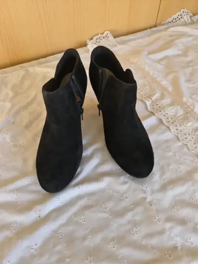 Botines de gamuza negra con cierre lateral - miniatura 1