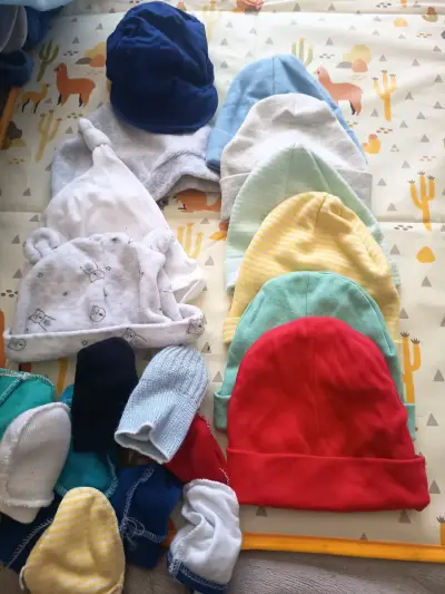 Lote de ropa para bebé con gorros y enteritos - miniatura 1