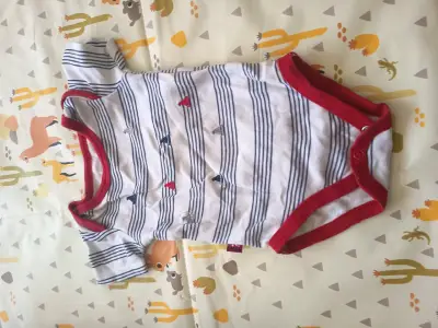 Lote de ropa para bebé con gorros y enteritos - miniatura 2