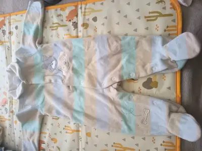 Lote de ropa para bebé con gorros y enteritos - miniatura 6