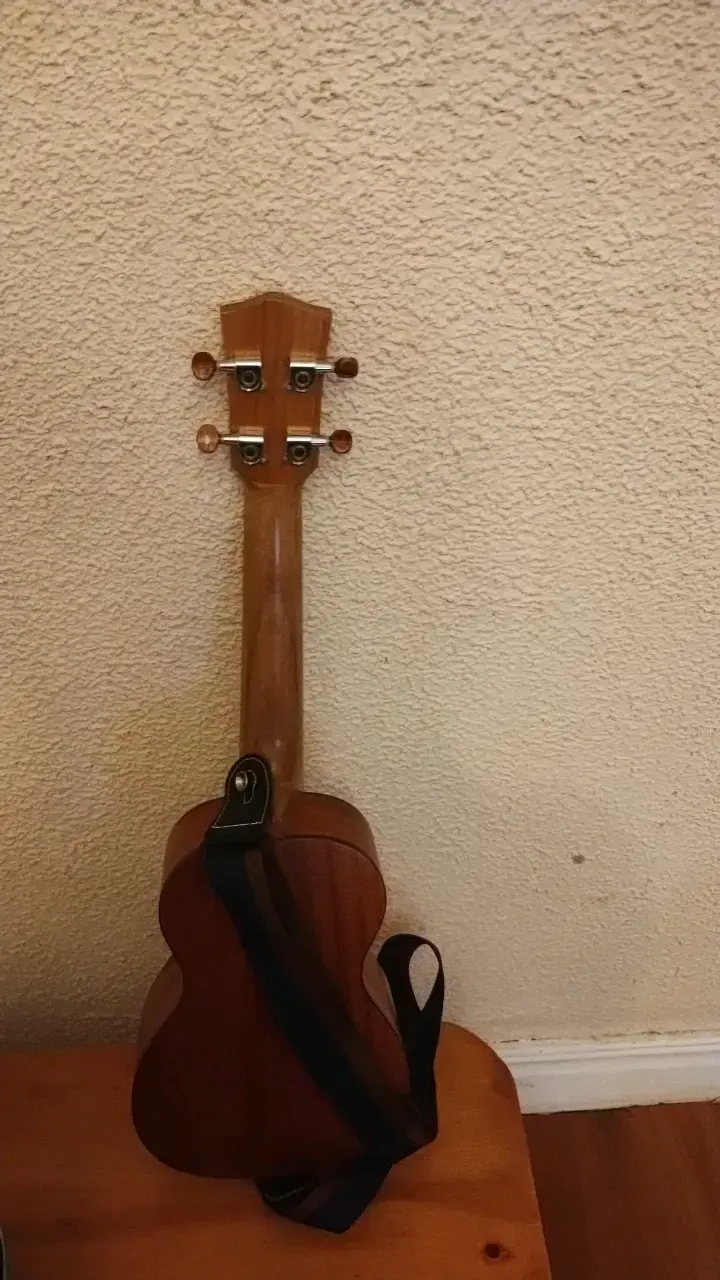 Ukulele de madera con correa