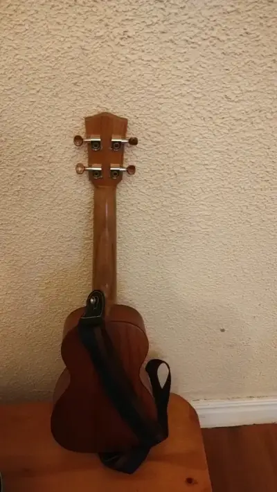 Ukulele de madera con correa - miniatura 1