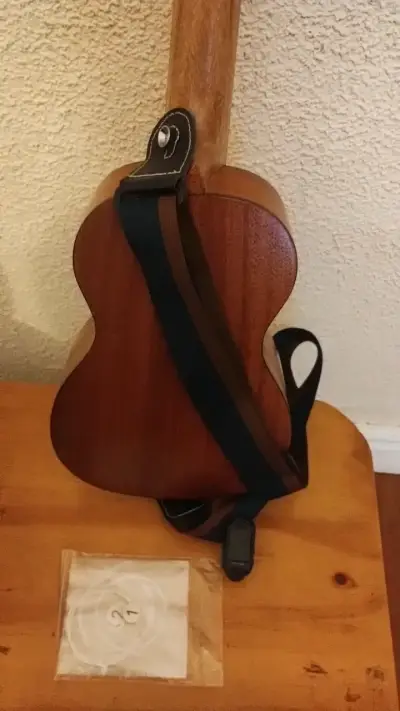 Ukulele de madera con correa - miniatura 2