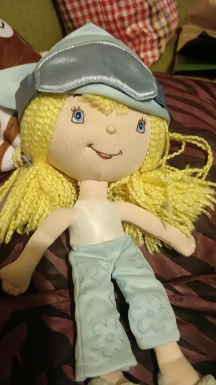 Muñeca de trapo con gorro azul
