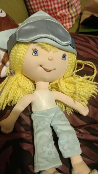 Muñeca de trapo con gorro azul - miniatura 1