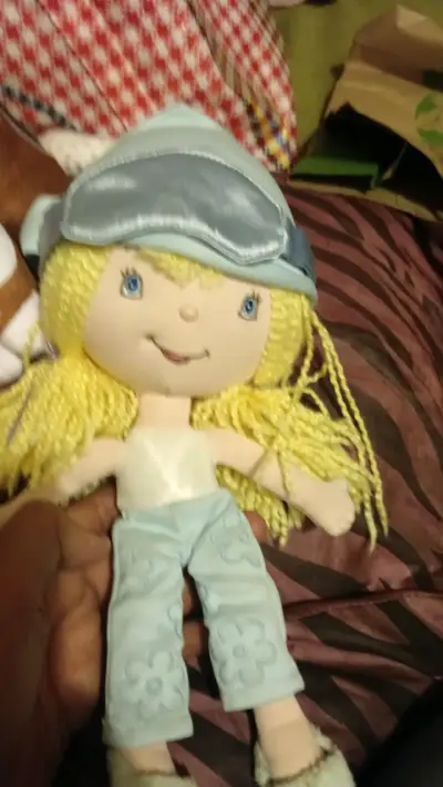 Muñeca de trapo con gorro azul - miniatura 2