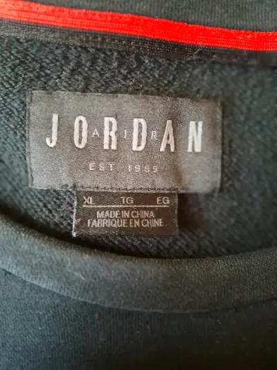 Polerón Air Jordan negro con diseño bordado - miniatura 3