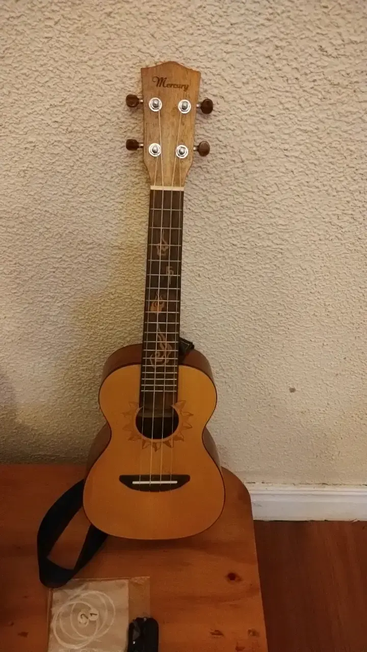 Ukulele de madera con correa - 3