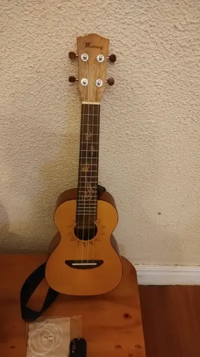 Ukulele de madera con correa - miniatura 3