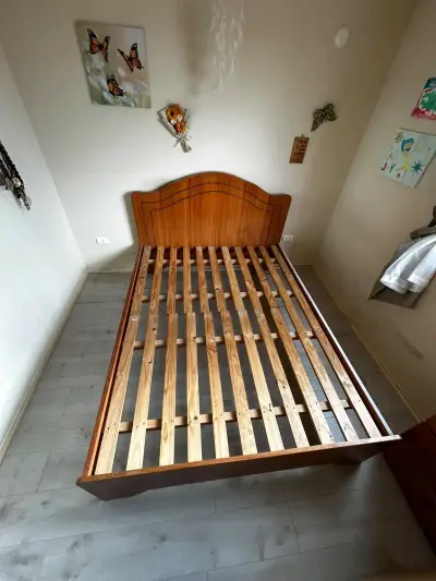 Cama de madera con cabecera clásica - miniatura 1