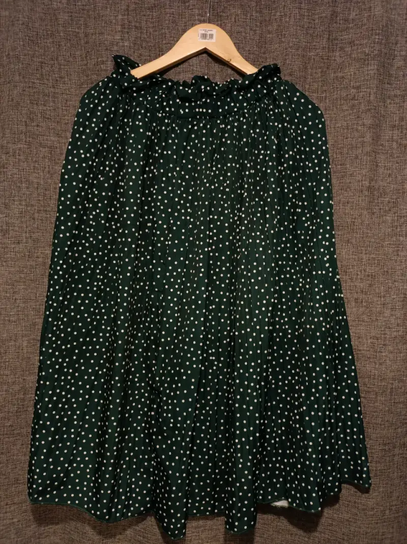Falda larga verde con lunares blancos