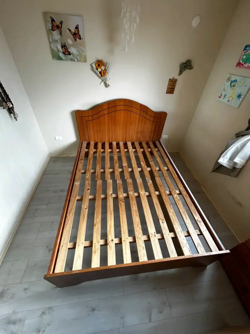 Cama de madera con cabecera clásica - 1
