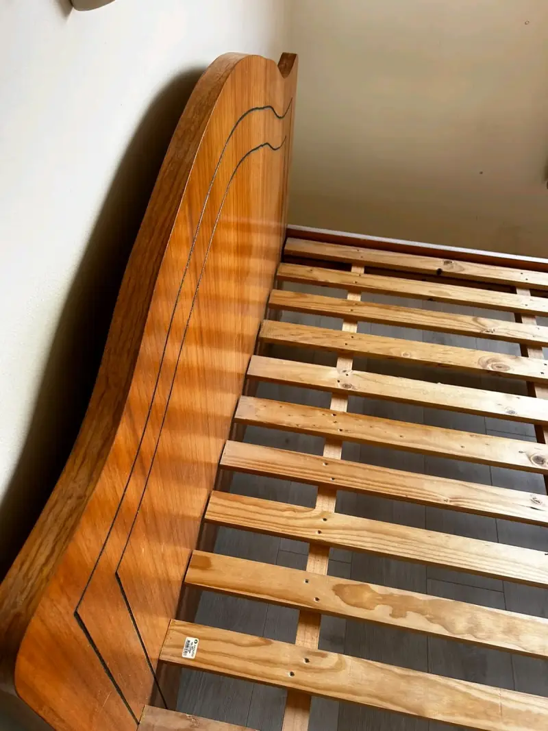 Cama de madera con cabecera clásica - 2