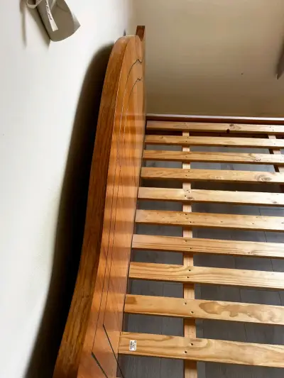 Cama de madera con cabecera clásica - miniatura 3