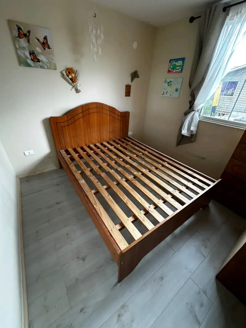 Cama de madera con cabecera clásica - 4
