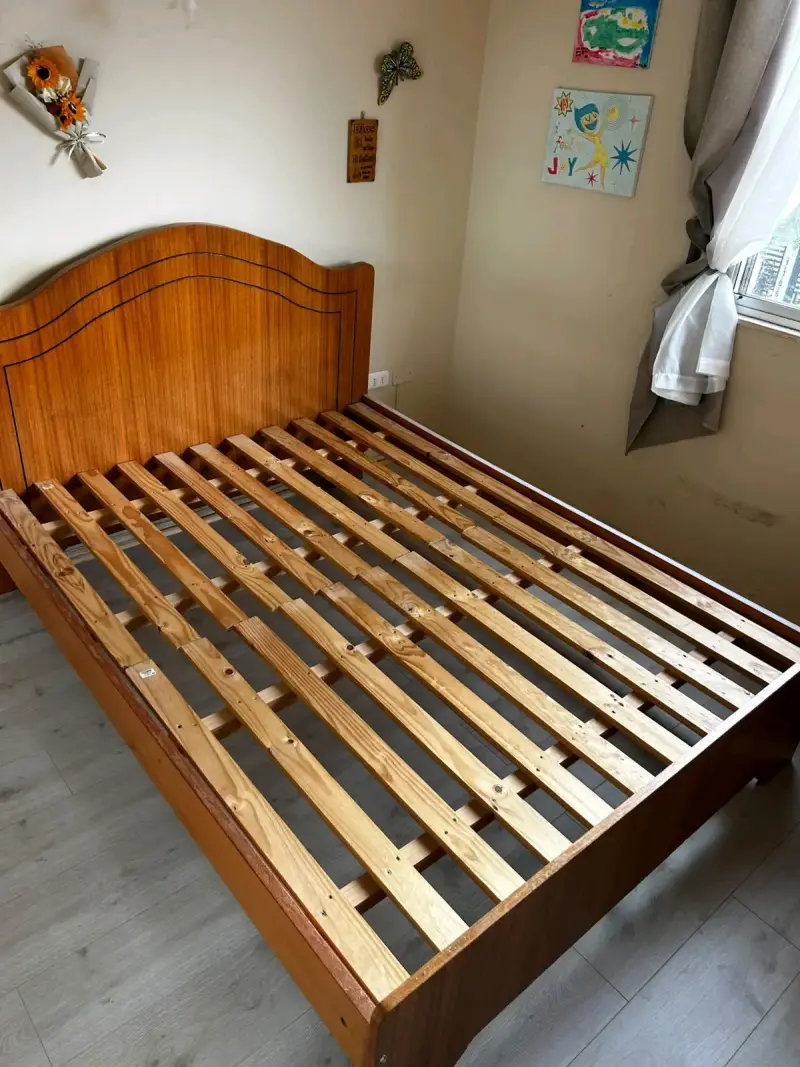Cama de madera con cabecera clásica - 5