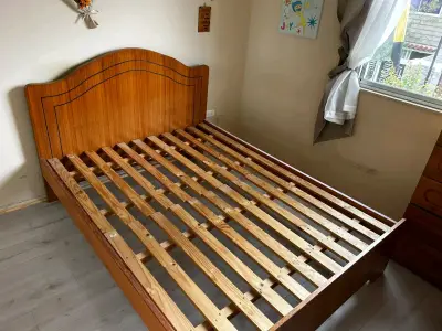 Cama de madera con cabecera clásica - miniatura 6
